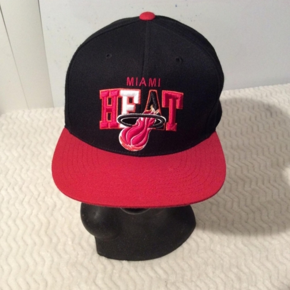 Mitchell & Ness NBA HardWood Classic Red and Black Miami Heat Snap Back